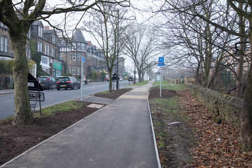 CYCLISTS DISMOUNT and END OF ROUTE signs
