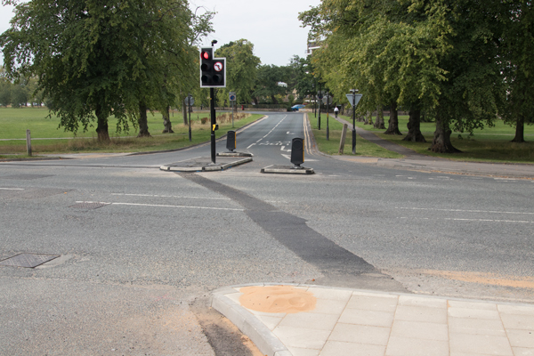 Footway build-out at the bottom of Victoria Avenue